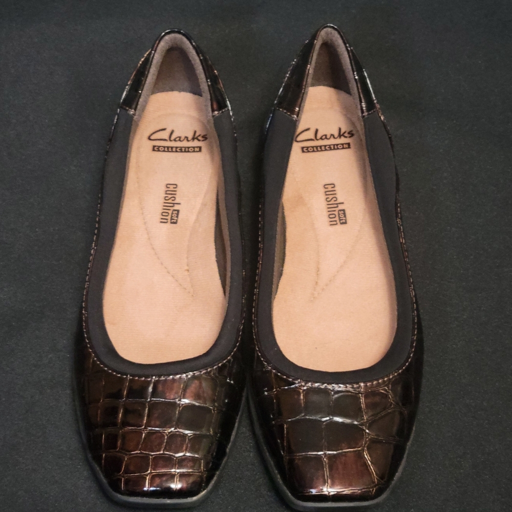 Clarks Collection Soft Cushion Alligator Print Slip On Size 6.5 Flats Loafers - Picture 3 of 10